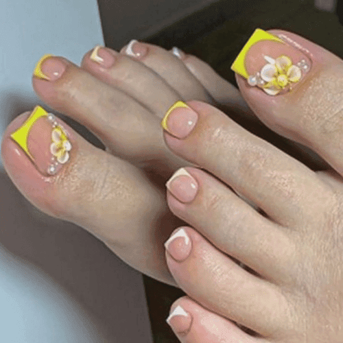 Pedicura con diseños personalizados en tonos pasteles