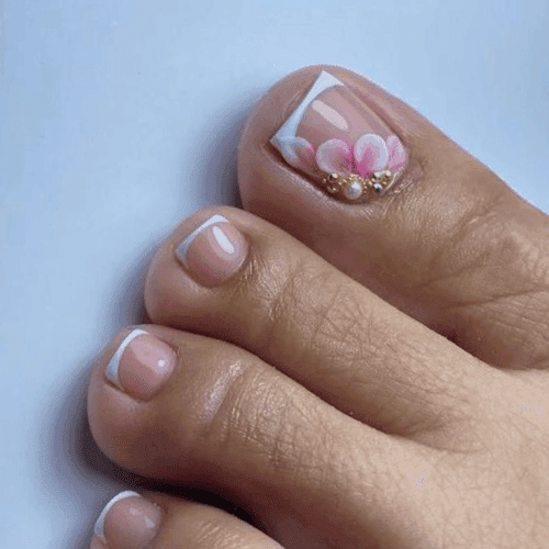 Pedicura con decoración floral y pedrería