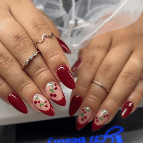Uñas de gel con diseño artístico