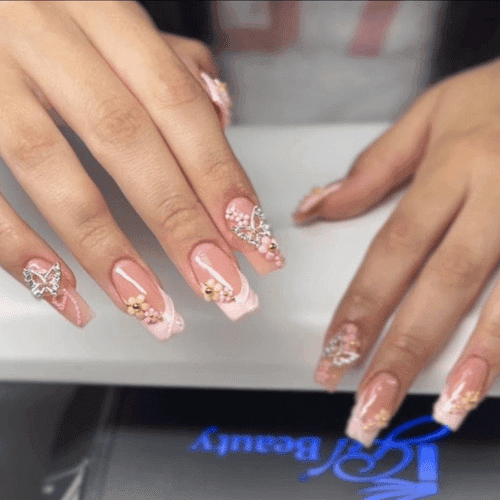 Uñas con diseño de flores y piedras